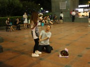 Eva Yêu - Quỳ gối, ôm chân bạn gái để tỏ tình, chàng trai vẫn bị từ chối phũ phàng vì nhà không có WC