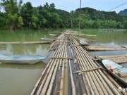 Tin tức - Lạng Sơn: Cô lập giữa ốc đảo, người dân thót tim qua cầu phao bằng tre nứa