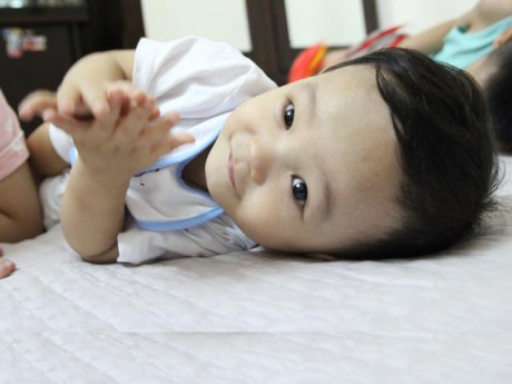Hình ảnh mới nhất của bé trai 14 tháng tuổi bị bạo hành, bỏ rơi ở bệnh viện sau 5 ngày về nhà