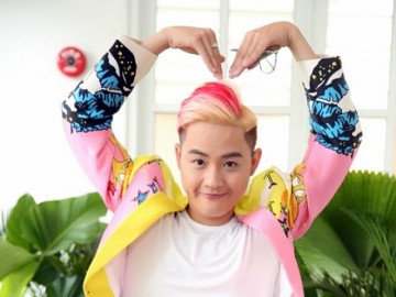 Thanh Duy livestream dạy tiếng Thái cho các fan