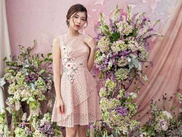 Gà cưng của Minh Tú tự tin khoe sắc giữa rừng hoa