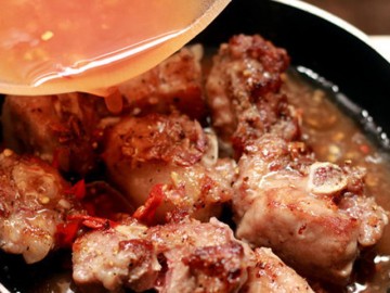 Bật mí 2 cách làm sườn xào chua ngọt đúng chuẩn màu đẹp, thịt mềm tốn cơm vô cùng