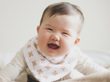 Bé 4 tháng tuổi cân nặng bao nhiêu là chuẩn nhất?