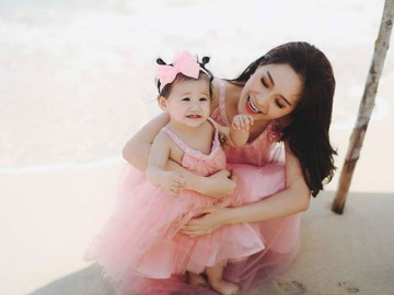 Đáng yêu hết cỡ với nụ cười móm khi 10 tháng tuổi của con gái Di Băng