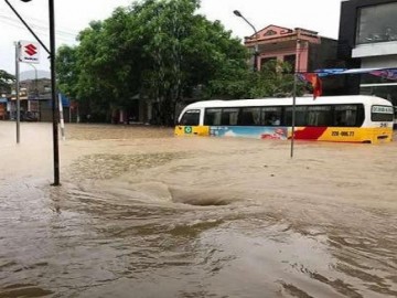 Tuyên Quang: Nước ngập gần nửa xe ô tô trên quốc lộ 2C