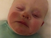 Làm mẹ - Mẹ trẻ bị chỉ trích vì ham làm đẹp khi đang cho con bú khiến da bé đổi màu