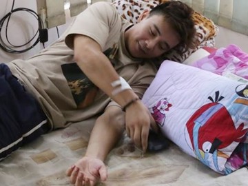 Đông Hùng nằm trên giường bệnh, gắng cười, chia sẻ về mối quan hệ với mẹ