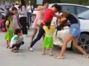 Tin tức - Đưa con đi khai giảng, hai bà mẹ giật tóc, đấm đá túi bụi vì... tranh chỗ đỗ xe