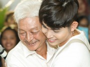 Giải trí - Xúc động hình ảnh bố Jun Phạm gầy gò, tóc trắng, lặng lẽ ngồi theo dõi con trai