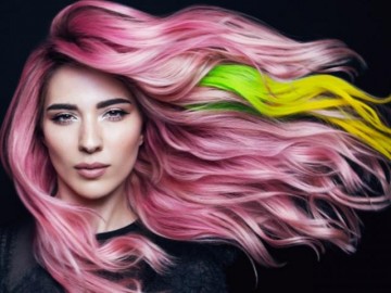 Hotboy lia máy sấy tới đâu, tóc đổi màu tới đó làm dân mạng kinh ngạc