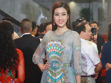 Lạc một bông hậu giữa dàn sao truyền hình đình đám tại VTV Awards