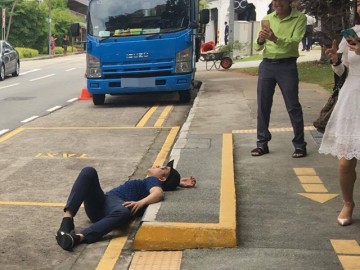 Hành động lạ của ca sĩ Quách Tuấn Du: Nằm sõng soài trên đường phố Singapore