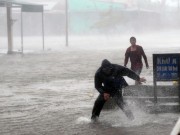 Tin tức - Ảnh bão số 10 đổ bộ: Gió bão thổi bay người đi đường, nhiều nơi chìm sâu trong nước
