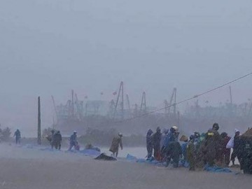 Diễn biến cơn bão số 10: Sóng cao gần 10m, Nghệ An nguy cơ vỡ đê