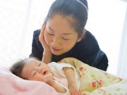 Làm mẹ - Mẹo vuốt ve sống mũi, dùng khăn giấy giúp bé ngủ ngon trong tích tắc