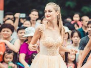 Làm đẹp - Thiên thần tóc vàng trên phố đi bộ Hồ Gươm khiến giới trẻ Việt đứng ngồi không yên