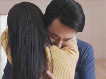 Vừa nhận là tác giả cái thai của Angela Phương Trinh, Rocker Nguyễn đã đi tán cô khác