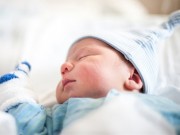 Làm mẹ - Trẻ 4 tháng tuổi bị đi ngoài có tiêm phòng được không?