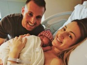 Bà bầu - Nữ bác sĩ chuyển dạ khi đang đỡ đẻ, thấy nước ối mà cứ tưởng là của bệnh nhân