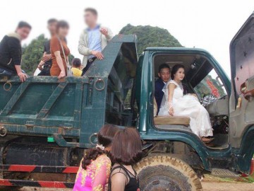 Rước dâu bằng 2 xe tải, cặp đôi Hòa Bình khiến cư dân mạng trầm trồ
