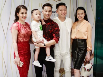 Vợ chồng MC Thành Trung thân thiết bên gia đình ca sĩ Tuấn Hưng tại sự kiện