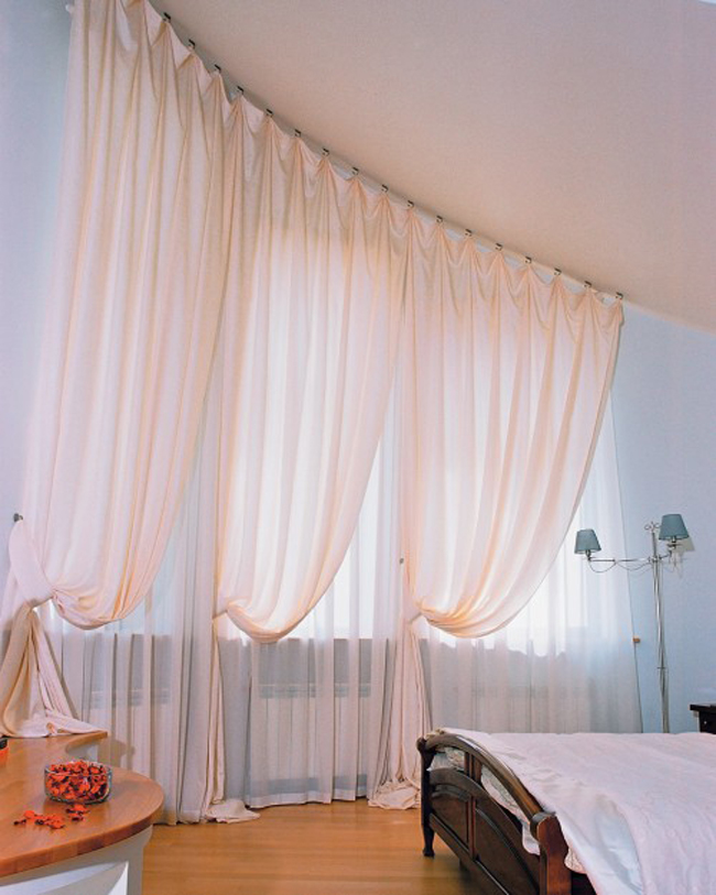 Rèm phòng ngủ có màu sắc trang nhã, tạo nên một phòng ngủ mộng mơ êm đềm cho căn nhà hoàn hảo.