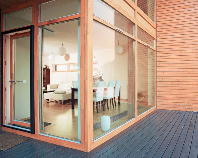 Chiếc cửa kết hợp giữa gỗ - kính này là một sự lựa chọn đúng đắn cho ngôi nhà muốn lấy ánh sáng tự nhiên từ ngoài trời.