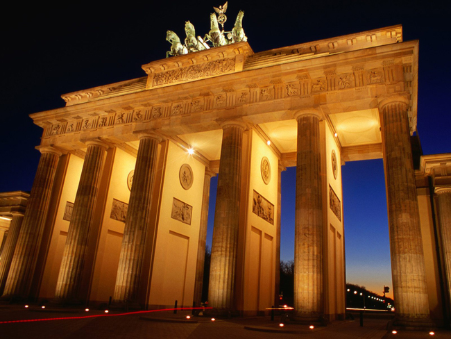 Cổng Brandenburg (ảnh) được biết đến là biểu tượng của thành phố Berlin, Đức. 