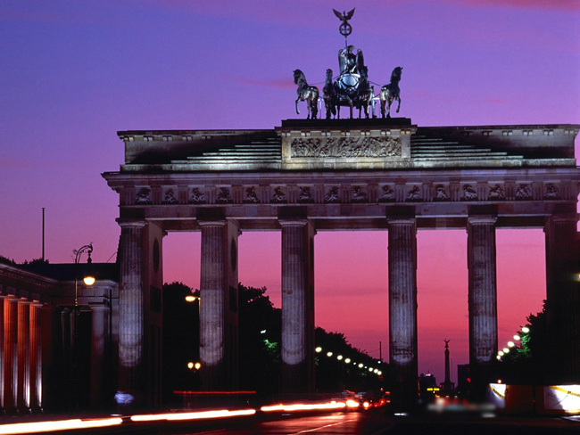 Cổng Brandenburg được Friedrich Wilhelm II ra lệnh xây làm một biểu tượng của hòa bình.