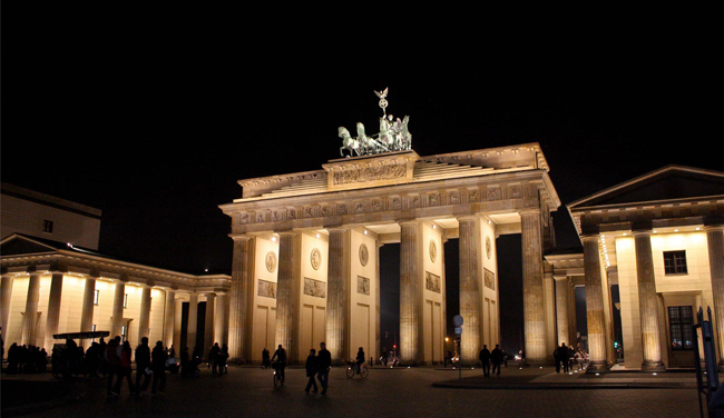 Cổng Brandenburg được Friedrich Wilhelm II ra lệnh xây làm một biểu tượng của hòa bình.