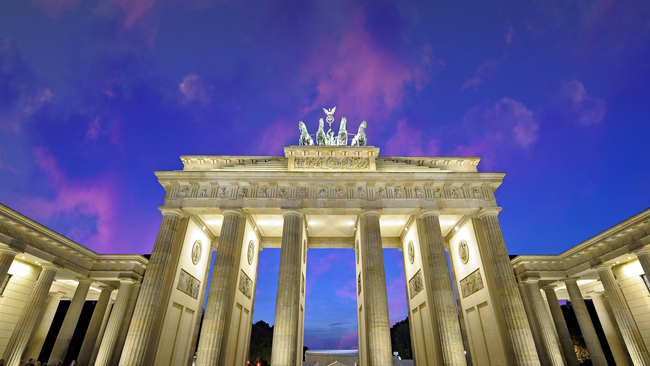 Cổng Brandenburg là một điểm thăm quan văn hóa lịch sự không thể bỏ qua khi tới Berlin.
