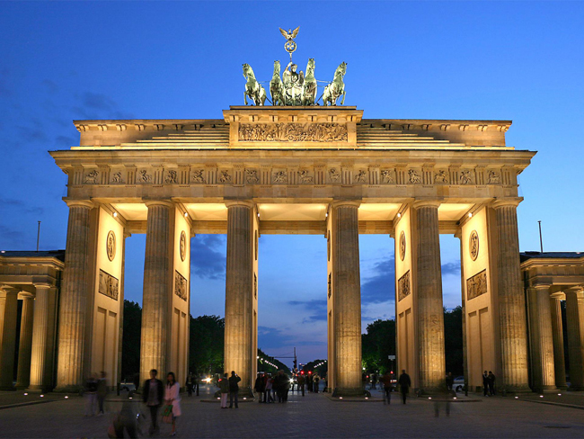 Cổng Brandenburg là một điểm thăm quan văn hóa lịch sự không thể bỏ qua khi tới Berlin.