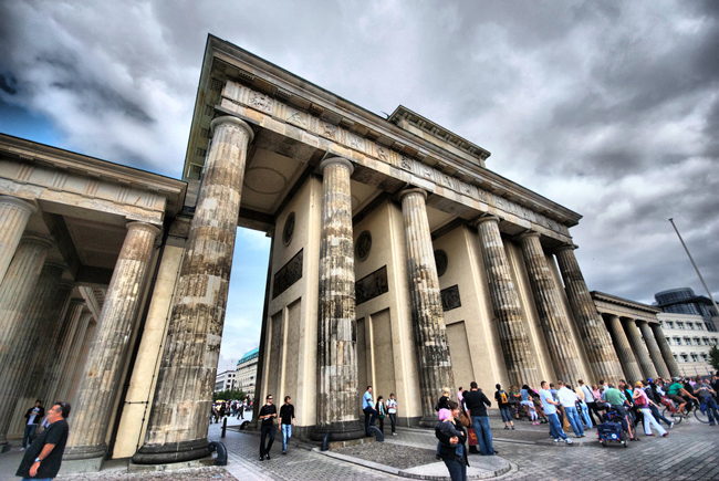 Cổng Brandenburg là một điểm thăm quan văn hóa lịch sự không thể bỏ qua khi tới Berlin. 