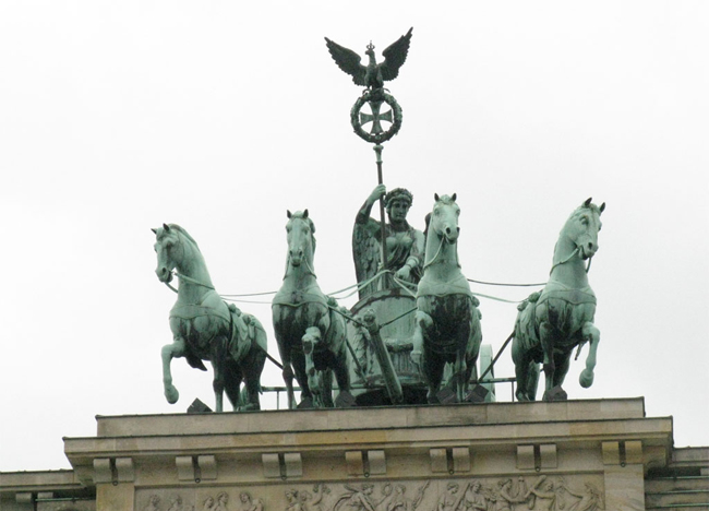 Trên nóc cổng các bạn có thể thấy tượng nữ thần chiến thắng Victoria trên cỗ ngựa tứ mã làm bằng đồng (Quadriga). Cổng có chiều cao 26m, rộng 65,5m và sâu 11m.