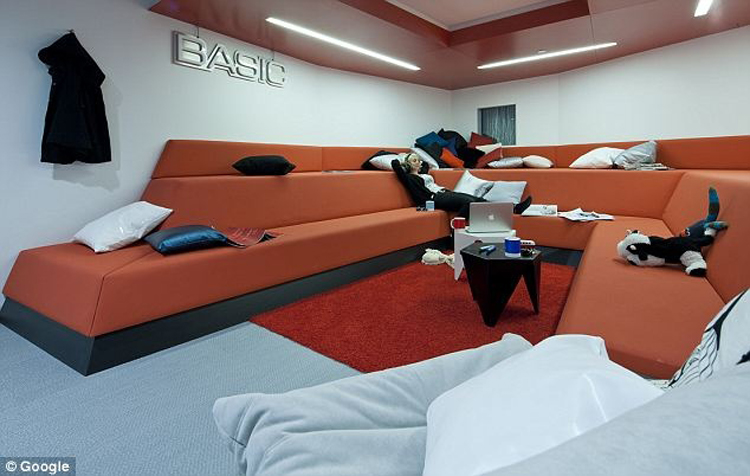 Văn phòng Google tại London được sắm sửa nhiều nội thất lạ mắt, như bộ sofa đầy êm ái và tiện dụng này là 1 ví dụ. 