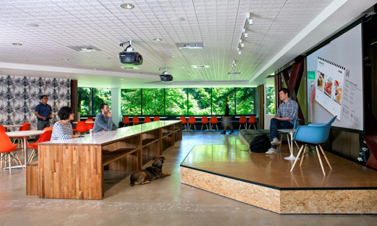 Cận cảnh phòng họp của Microsoft tại Rendmond.