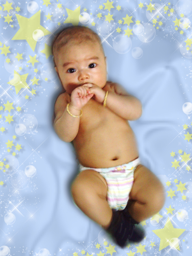 Sunny giỏi lắm, mới 5 tháng tuổi thôi đã biết kêu Ba, Ba, và đọc E, A mỗi ngày.