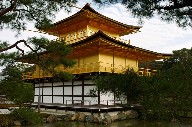 Chùa Kinkakuji - Chùa Vàng còn có một tên gọi khác là Chùa ROKUONJI nằm  tại phía Tây Bắc của Kyoto. Quần thể chùa được xây vào năm 1393 và dùng  làm nơi nghỉ ngơi cho Tướng quân Yoshimitsu Ashikaga (1358- 1408).