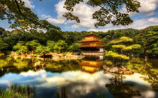 Chùa Kinkakuji - Chùa Vàng còn có một tên gọi khác là Chùa ROKUONJI nằm tại phía Tây Bắc của Kyoto. Quần thể chùa được xây vào năm 1393 và dùng làm nơi nghỉ ngơi cho Tướng quân Yoshimitsu Ashikaga (1358- 1408).