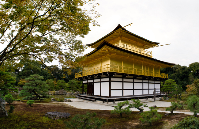Chùa vàng nổi tiếng tới mức được đưa vào sách giáo khoa giảng dạy tại các trường học trên khắp nước Nhật và được UNESCO công nhận là di sản văn hóa thế giới tuy nhiên từ năm 1950 một tiểu tăng đã đốt cháy toàn bộ chùa cùng với 6 di sản văn hóa quan trọng trong chùa.