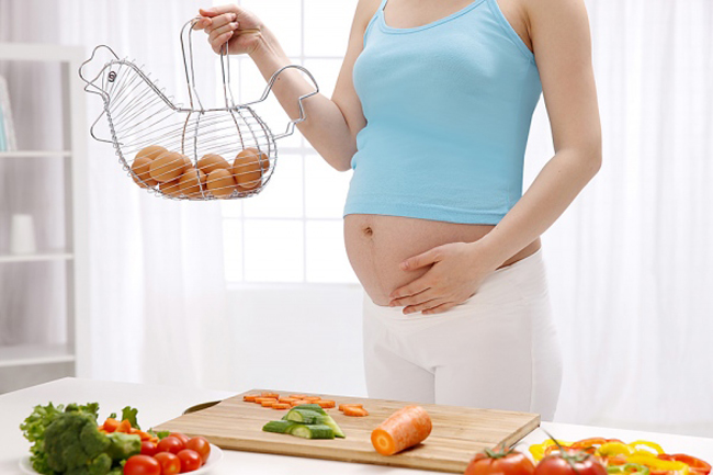 Việc ăn uống trong thời gian mang thai là vô cùng quan trọng. Chị em bầu luôn được khuyên phải ăn uống cân bằng, đẩy đủ dưỡng chất. Tuy nhiên điều đó không có nghĩa là bạn được ăn tất cả mọi thứ mình muốn. Việc chọn lựa thực phẩm là rất cần thiết để tránh những rủi ro có thể xảy ra cho mẹ và thai nhi. Mẹ bầu nên tránh những thực phẩm này vì nếu ăn nhiều sẽ đối mặt với nguy cơ sảy thai cao.

