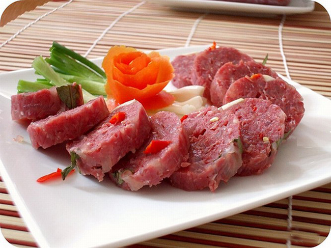 Không ăn thịt tái sống

Bạn có thể muốn ăn những loại thịt tái như bít tết, phi lê, nhưng khi mang thai tất cả các loại thịt phải được nấu chín kỹ hoàn toàn. Thịt sống hoặc nấu chưa chín có thể chứa toxoplasma và một số loại vi khuẩn khác.
