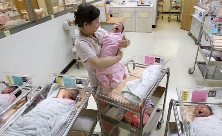 Trẻ sơ sinh ở Đài Bắc, Trung Quốc đang được chăm sóc trong phòng vô trùng trước khi đưa về bên mẹ.
