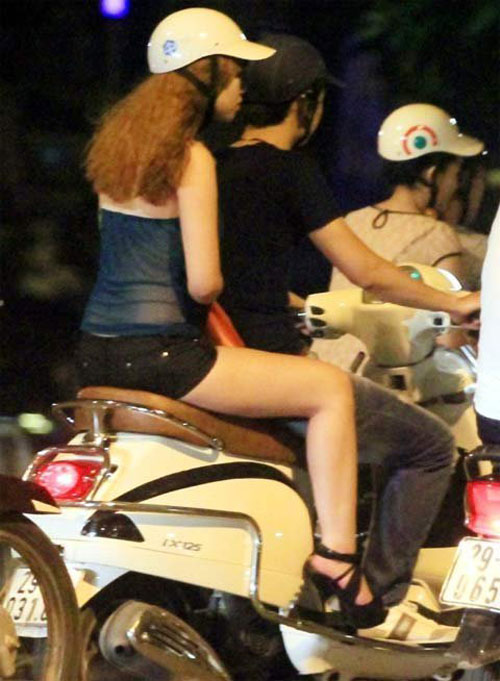 Choáng với váy áo trong suốt dạo phố của thiếu nữ Việt - 1