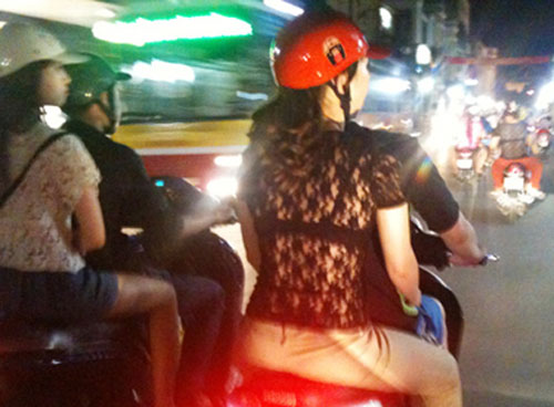 Choáng với váy áo trong suốt dạo phố của thiếu nữ Việt - 2