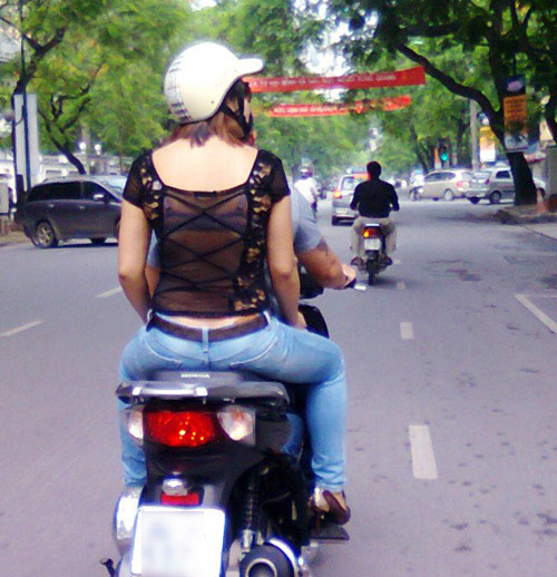 Choáng với váy áo trong suốt dạo phố của thiếu nữ Việt - 10