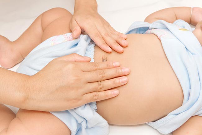 Xoa bụng

Độ tuổi áp dụng: Trẻ sơ sinh từ 1 tháng

Massage vùng bụng cho bé là một cách hiệu quả để giảm và phòng ngừa táo bón. Phương pháp này có thể thực hiện khi bé mặc quần áo, nhưng hiệu quả hơn nếu để bé cởi trần. 

Mẹ phải đợi tối thiểu là một giờ sau khi trẻ ăn mới massage cho bé nhé. Khi thực hiện, đặt bé nằm ngửa với bàn chân hướng sát về phía mẹ.  Mẹ dùng phần cổ tay bên phải áp sát vào phần cơ bụng của trẻ. Sau đó, xoa từ phần bụng trên bên phải sang phần bụng trên bên trái, rồi xuống đến bụng dưới bên phải, cứ xoa xoay day đẩy như vậy. Động tác xoa không nên làm nặng tay quá, mỗi lần xoa trong 10 phút, mỗi ngày xoa 2-3 lần, cho đến khi nào trẻ thông đại tiện được, cũng nên tiếp tục xoa như thế trong vòng 1 đến 2 tuần nữa để củng cố hiệu quả chữa trị. Nếu trời lạnh, mẹ nên rửa tay bằng nước ấm để làm ấm tay trước khi xoa bụng bé, tránh khiến con giật mình vì lạnh. 
