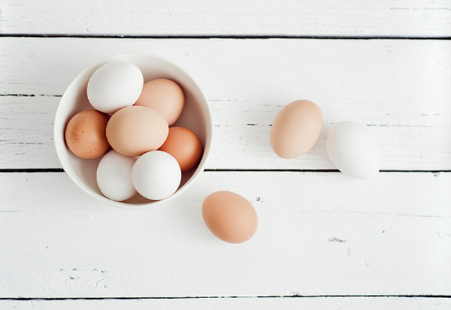 Trứng



Trứng chứa rất nhiều protein nhưng lại rất ít calo và chất béo. Đừng ăn trứng vào buổi tối, vì thành phần protein cao cũng khiến bạn khó tiêu hơn, đặc biệt là không nên ăn trứng rán, vì khi ấy lượng dầu mỡ bạn đưa vào cơ thể là rất lớn. Các mẹ nên ăn trứng vào buổi sáng nếu muốn giảm cân mà vẫn đủ sữa cho con.
