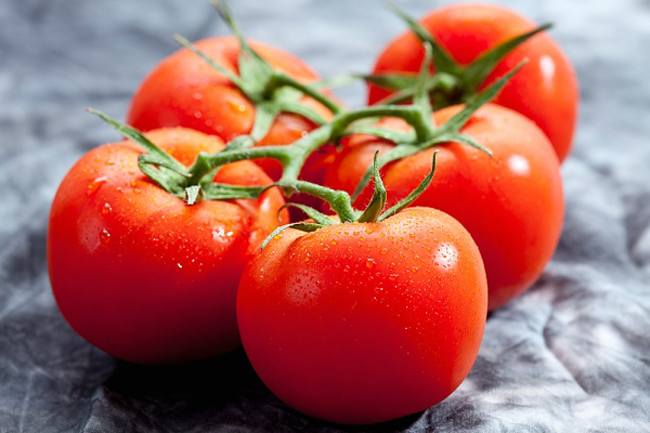 Cà chua

Với đặc tính chống oxy hóa của của cà chua nên không chỉ tốt cho da mà còn giúp bạn giảm cân. Protein, leptin có trong cà chua có tác dụng kiểm soát lượng thức ăn nạp vào cơ thể, điều chỉnh tỷ lệ trao đổi chất của bạn, giúp bạn giảm cân nhanh chóng.
