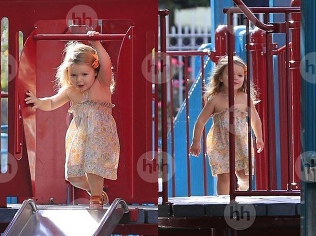 Gần đây, những hình ảnh về Harper Beckham, cô công chúa nhỏ nhà Beck - Vic với mái tóc vàng óng ả và chiếc váy xinh như thiếu nữ trượt cầu trượt trong công viên đã khiến nhiều người ngỡ ngàng. Harper ngày nào giờ càng lớn càng xinh. Cô bé luôn là trung tâm chú ý của các phóng viên báo chí bởi sự đáng yêu của mình.
